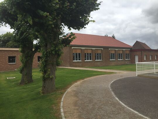 vue arrière de l'École et terrain de sport de hamelincourt